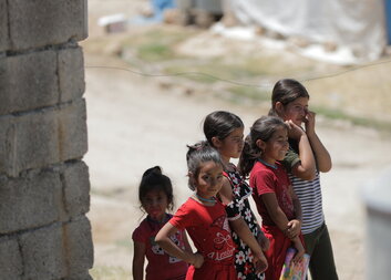 كاريتاس جمهورية التشيك توزع مجموعة من المواد اللازمة لإصلاح المأوى والملاجئ للأسر الضعيفة في دهوك.