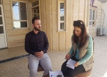 قصة حسام: كيف غيّر تدريب مسار حياته المهنية من الطب إلى الصحافة