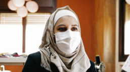 أجبرت الحرب إيبا من سوريا، على مغادرة منزلها. ساعدتها كاريتاس في بدء عمل تجاري خاص بها