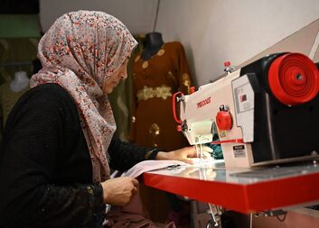 تمكنت إيمان من تحقيق حلم طفولتها في أن تصبح خياطة بفضل كاريتاس جمهورية التشيك