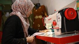 تمكنت إيمان من تحقيق حلم طفولتها في أن تصبح خياطة بفضل كاريتاس جمهورية التشيك