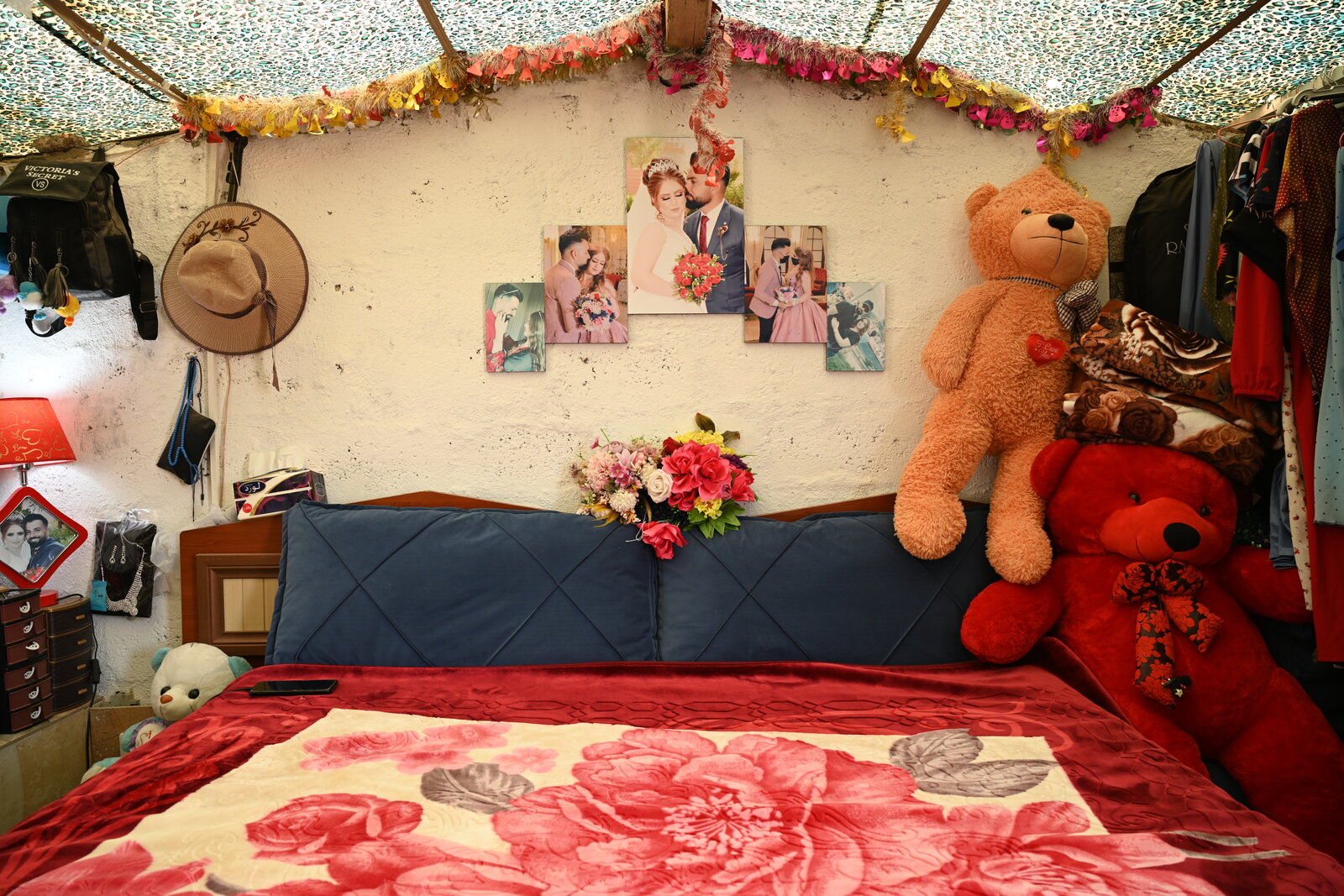 هادية وزوجها يعدان من بين النازحين الداخليين هادية وزوجها يعدان من بين النازحين الداخليين