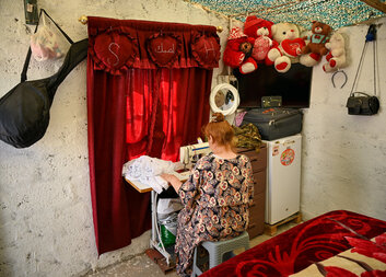 هادية من العراق فقدت منزلها بسبب تنظيم الدولة الإسلامية. الآن، يمكنها أن تعيش بكرامة بفضل منظمة كاريتاس جمهورية التشيك