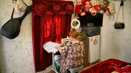 هادية من العراق فقدت منزلها بسبب تنظيم الدولة الإسلامية. الآن، يمكنها أن تعيش بكرامة بفضل منظمة كاريتاس جمهورية التشيك