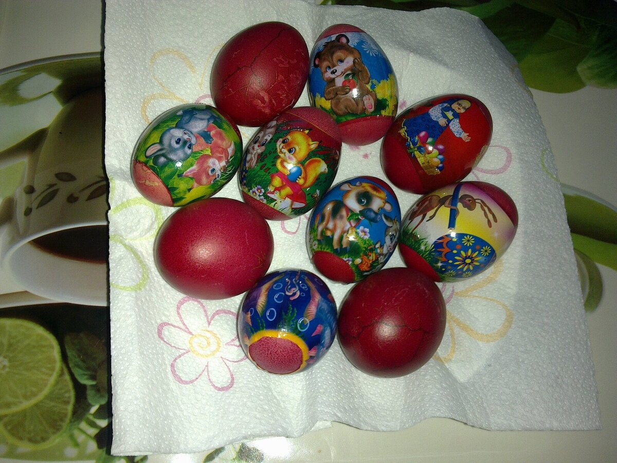 يتم صبغ البيض في مولدوفا باللون الأحمر التقليدي، ويخبزون حلويات عيد الفصح وخبز عيد الفصح الذي يجب رشه بالماء المقدس في الكنيسة يتم صبغ البيض في مولدوفا باللون الأحمر التقليدي، ويخبزون حلويات عيد الفصح وخبز عيد الفصح الذي يجب رشه بالماء المقدس في الكنيسة