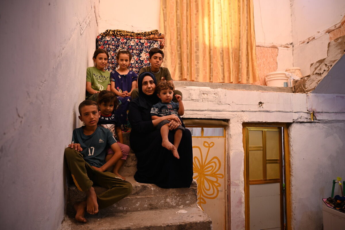 مُنى وأطفالها مُنى وأطفالها