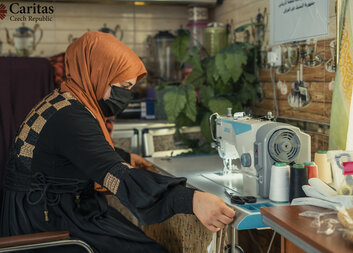 بيداء من العراق، قد توسعت في عملها وتخطط للذهاب إلى الكلية، بفضل منظمة كاريتاس جمهورية التشيك