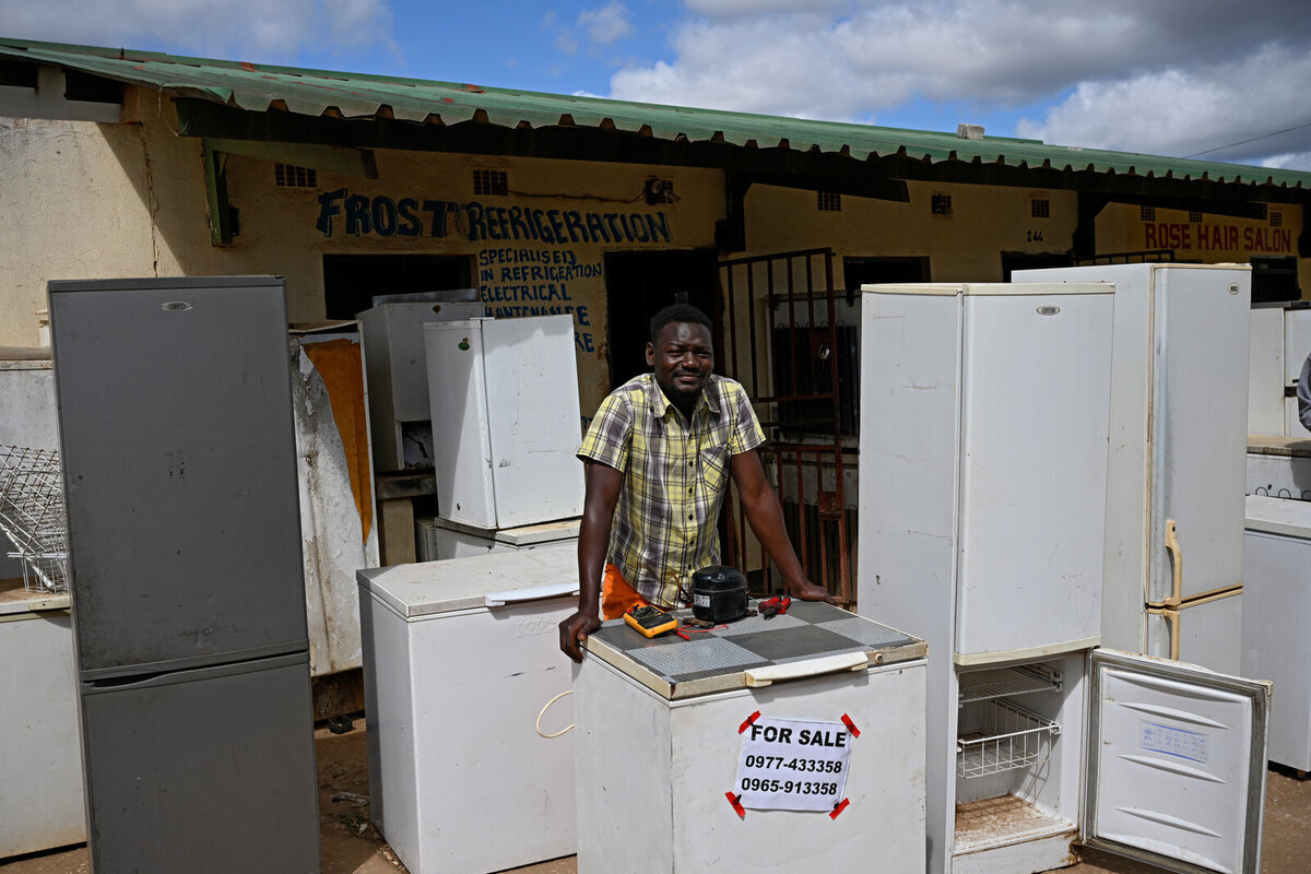 يمتلك نيكولاس ورشته الخاصة حيث يقوم بإصلاح الثلاجات يمتلك نيكولاس ورشته الخاصة حيث يقوم بإصلاح الثلاجات