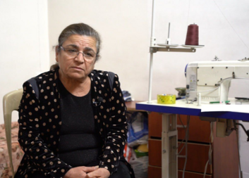 اضطرت سارة إلى الفرار من داعش وهي الآن تدير مشروعًا للخياطة