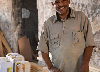 أعاد مجاهد من العراق فتح ورشته بفضل منظمة كاريتاس جمهورية التشيك