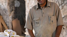 أعاد مجاهد من العراق فتح ورشته بفضل منظمة كاريتاس جمهورية التشيك