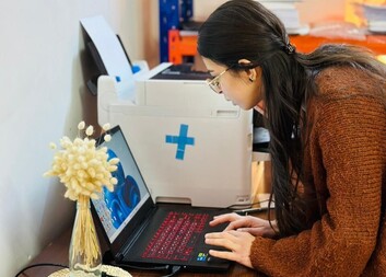 قامت هناء بتوسيع أعمالها في مجال التصميم والطباعة بفضل منظمة كاريتاس جمهورية التشيك