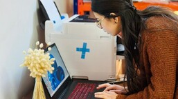 قامت هناء بتوسيع أعمالها في مجال التصميم والطباعة بفضل منظمة كاريتاس جمهورية التشيك