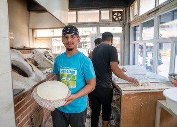 أنا أخبز الخبز كما كنت أحلم به دائما، يقول الشاب العراقي سامان