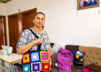 كان عليها أن تبدأ من الصفر. اليوم، أصبحت إقبال من العراق خياطة ناجحة