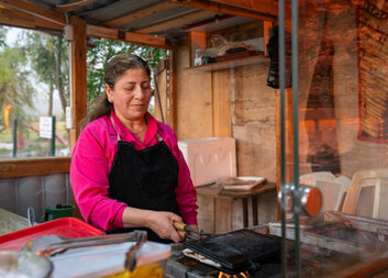 إن جلب الفرح للناس من خلال طعامي يجعلني سعيدة، تقول رنا من العراق